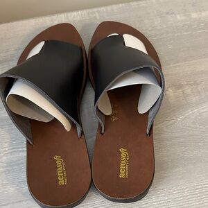 NWOT Aerosoft Women's Black and Brown Sandals
